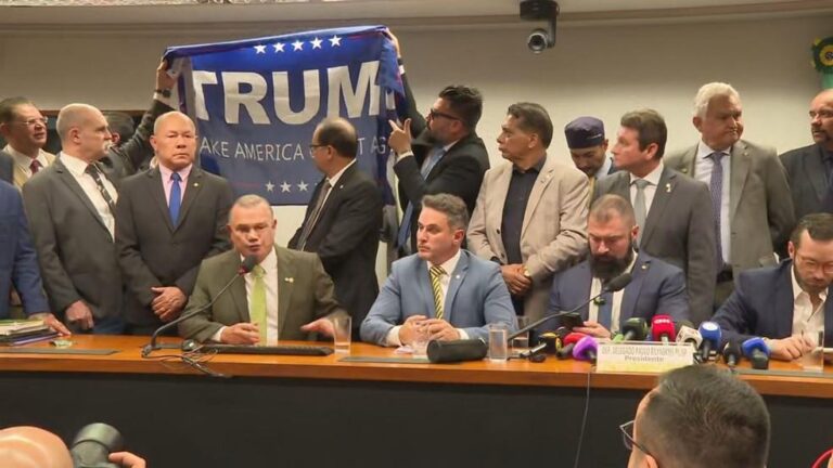 Oposição Protesta na Câmara com Bandeira de Trump Após Proibição de Reuniões
