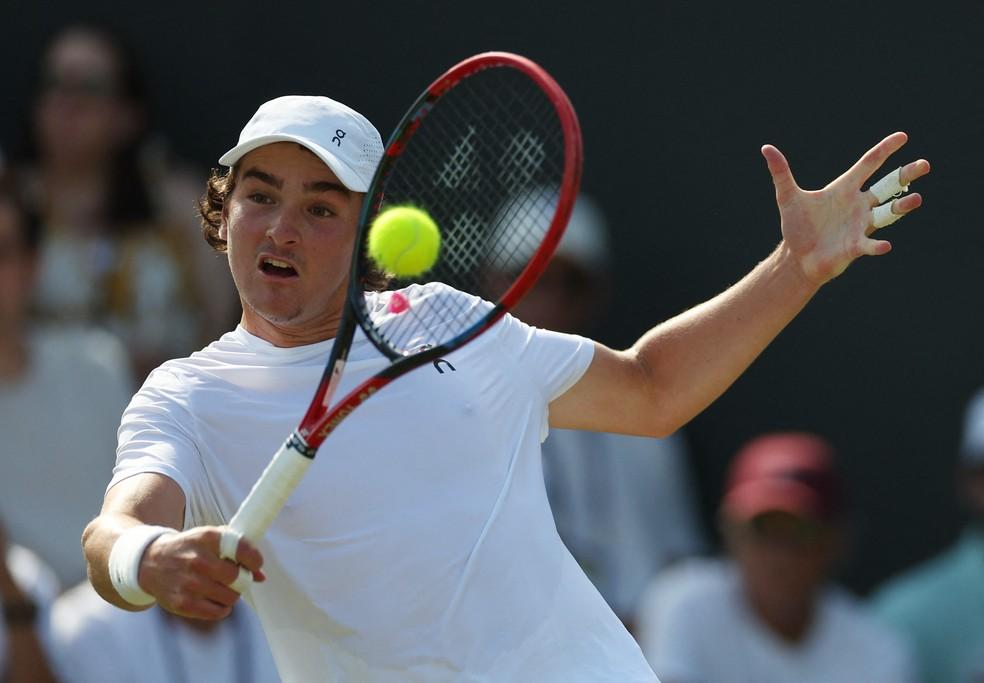 João Fonseca rebate contra Jarry, em Wimbledon