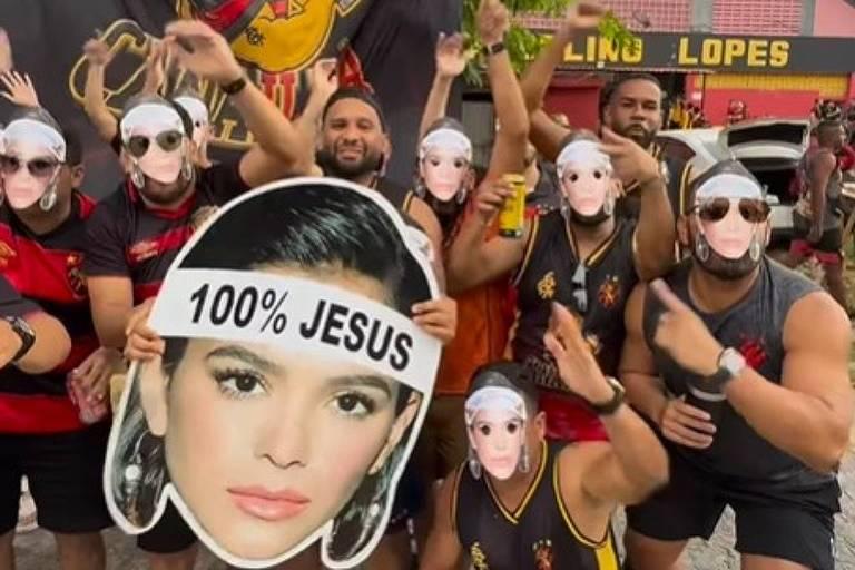 Torcedores com máscaras de Bruna Marquezine
