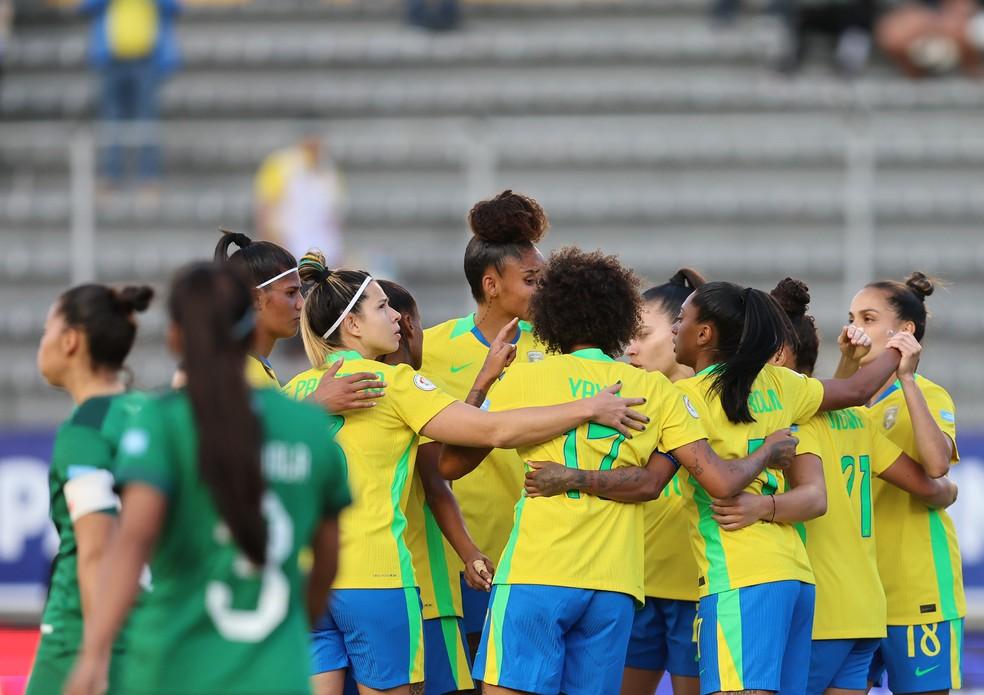 Brasil comemorando gol contra Bolívia na Copa América Feminina