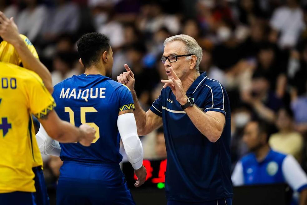 Bernardinho orienta Maique durante partida contra Argentina na VNL