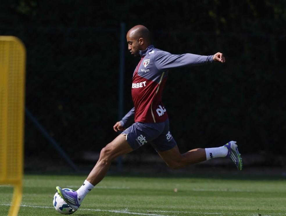 Lucas Moura durante treinamento no CT da Barra Funda