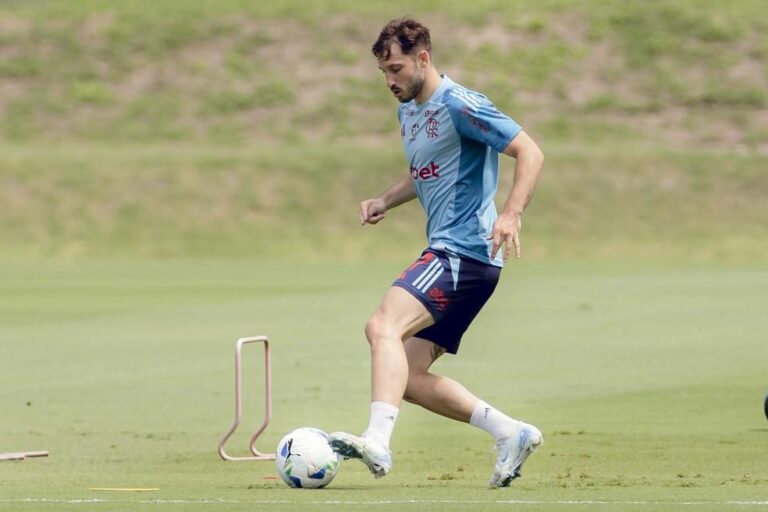 Flamengo se prepara para enfrentar o Atlético-MG: Viña é titular