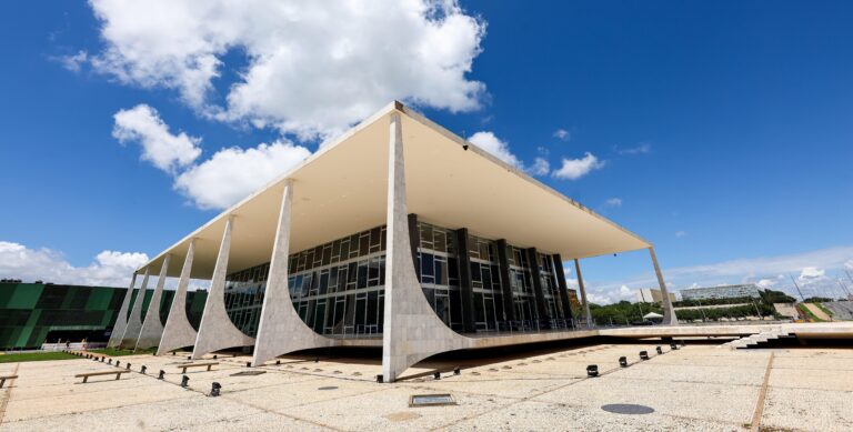 STF Autoriza Ex-Deputado Daniel Silveira a Fazer Cirurgia no Joelho