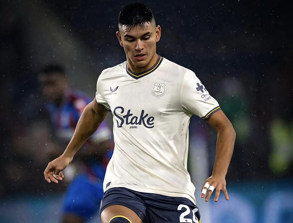 Alcaraz em atuação pelo Everton