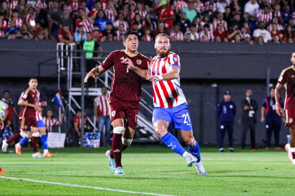 Pitta em partida com a seleção paraguaia