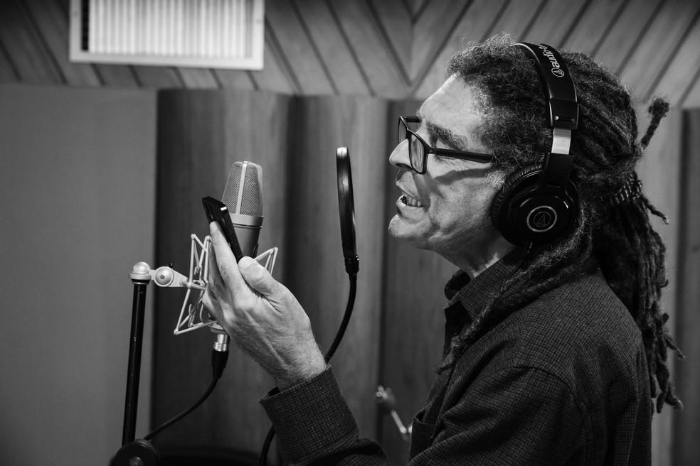 O cantor Marcos Sacramento na gravação do foxtrote 'O GLOBO' — Foto: Cicero Rodrigues