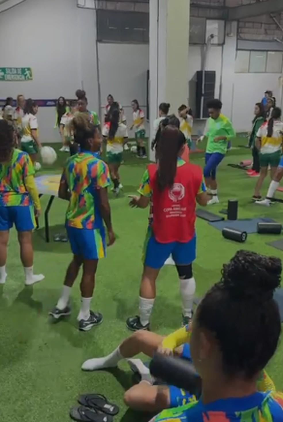 Ambiente dividido entre seleções na área de aquecimento