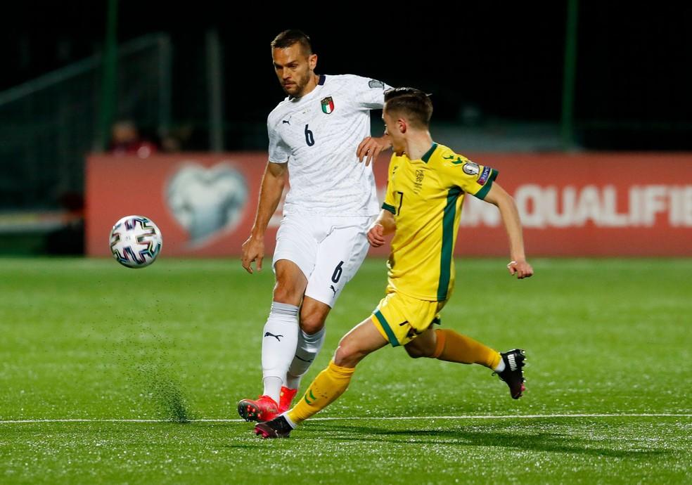 Rafael Tolói em ação com a camisa da Itália contra a Lituânia