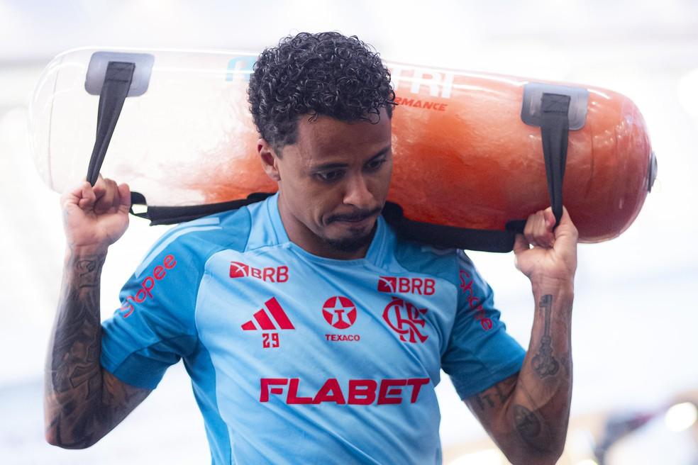 Allan na academia do Flamengo