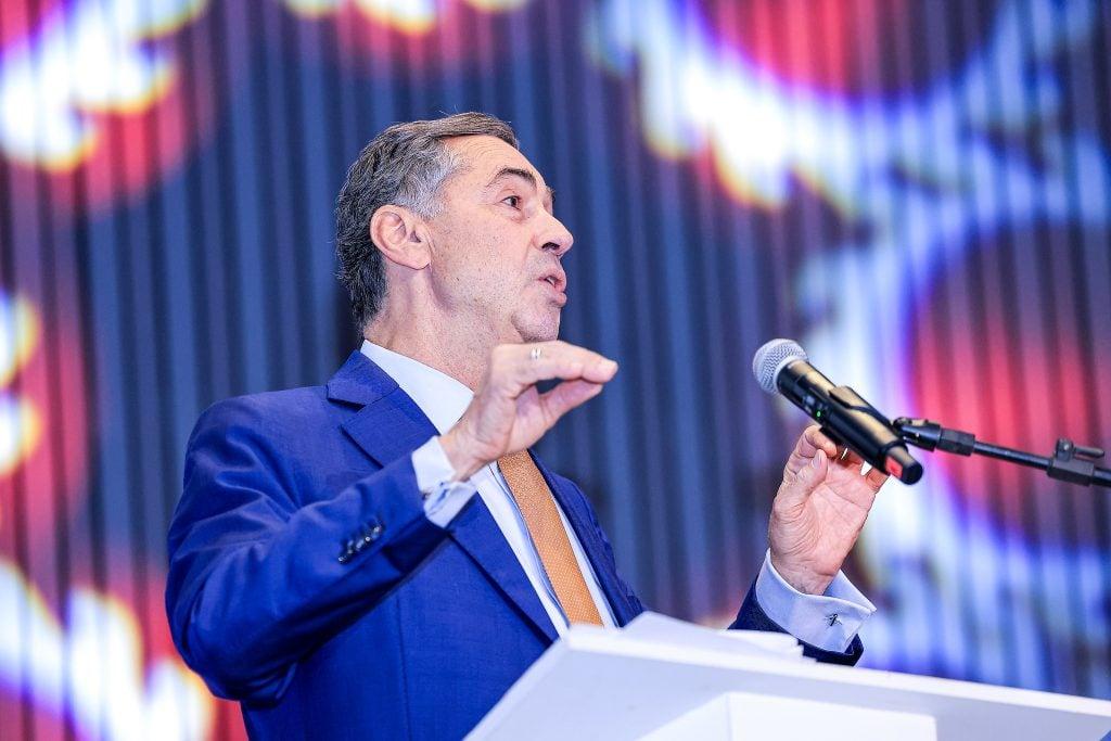 Em evento internacional, Barroso ironiza slogan de Trump.