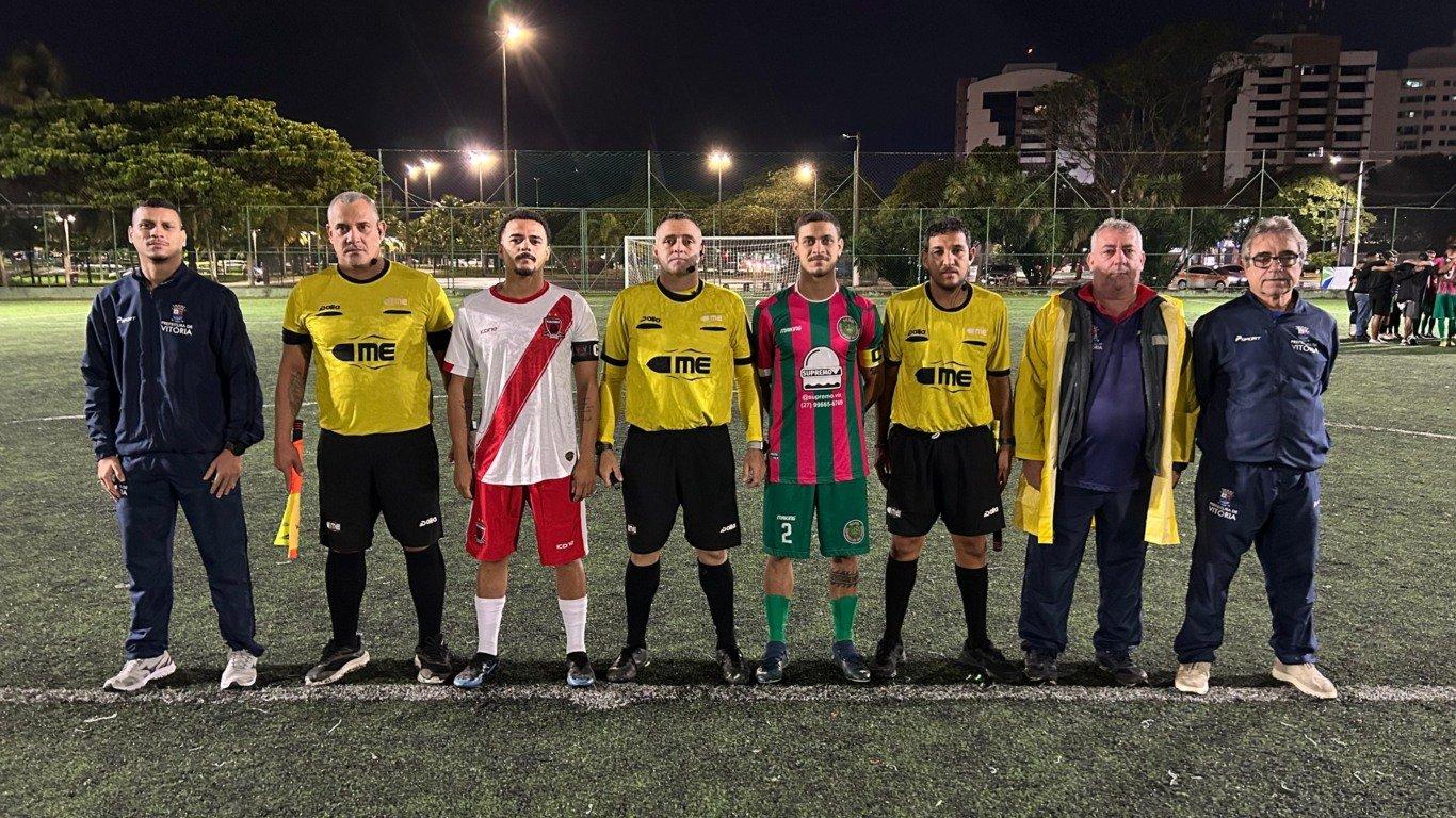 Jogadores comemorando no campo