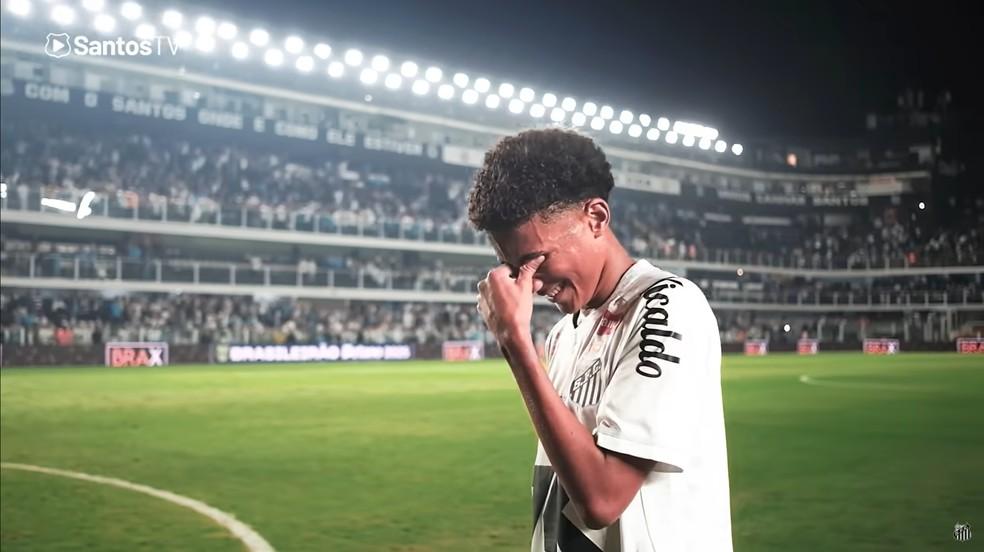 Robinho Jr. se emociona com canto da torcida do Santos após o jogo contra o Flamengo.