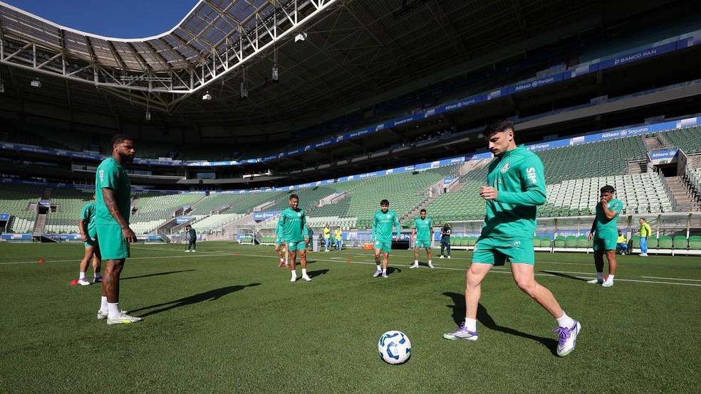 Piquerez bate bola em treino do Palmeiras no Allianz Parque