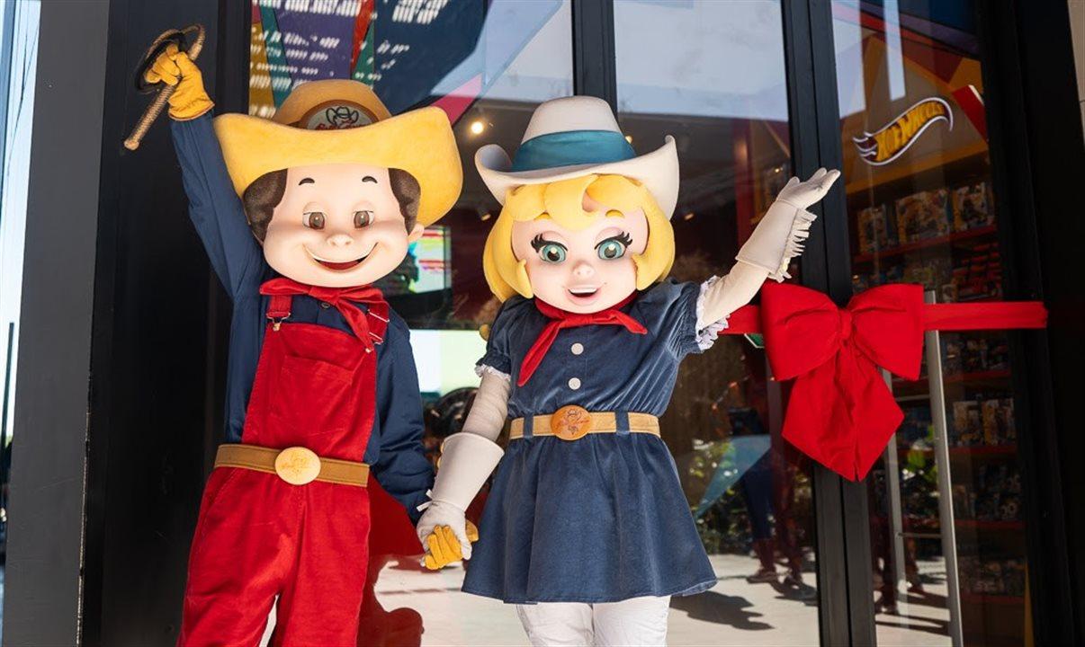 Mascotes do parque inauguram a loja