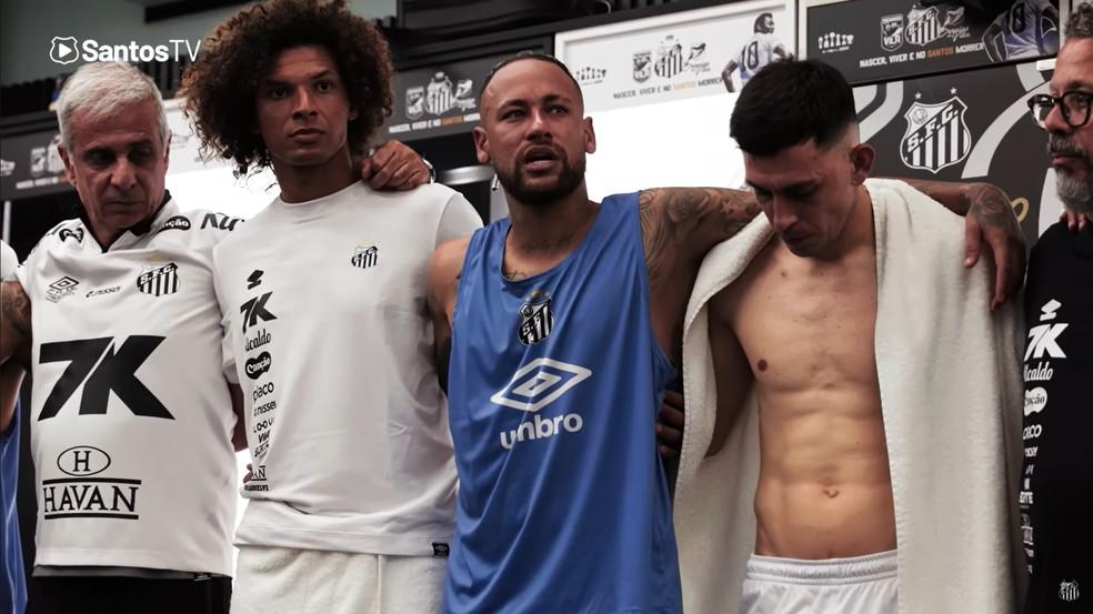 Neymar ao lado de Willian Arão e Escobar após a vitória do Santos sobre o Flamengo.