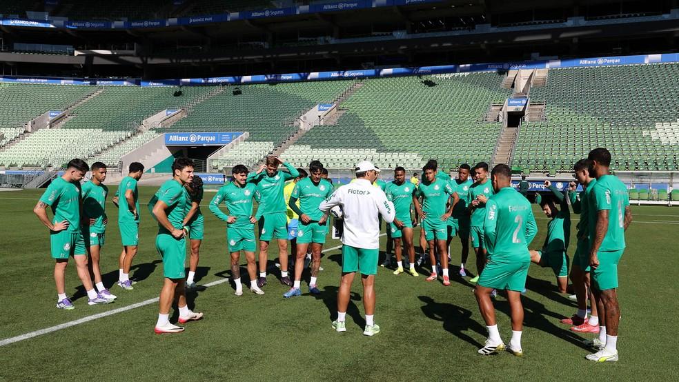 Abel Ferreira conversa com jogadores do Palmeiras em treino no Allianz Parque