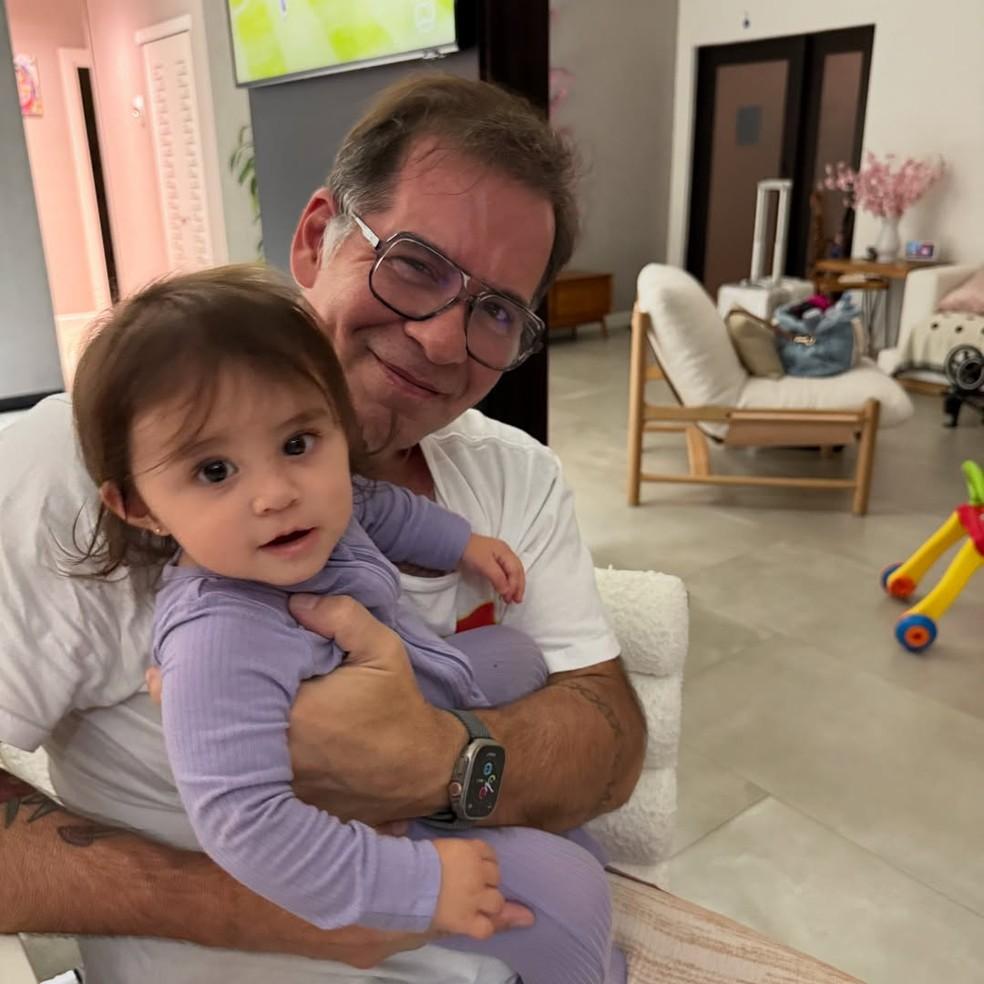 Leandro Hassum e a neta, Aurora, de 9 meses