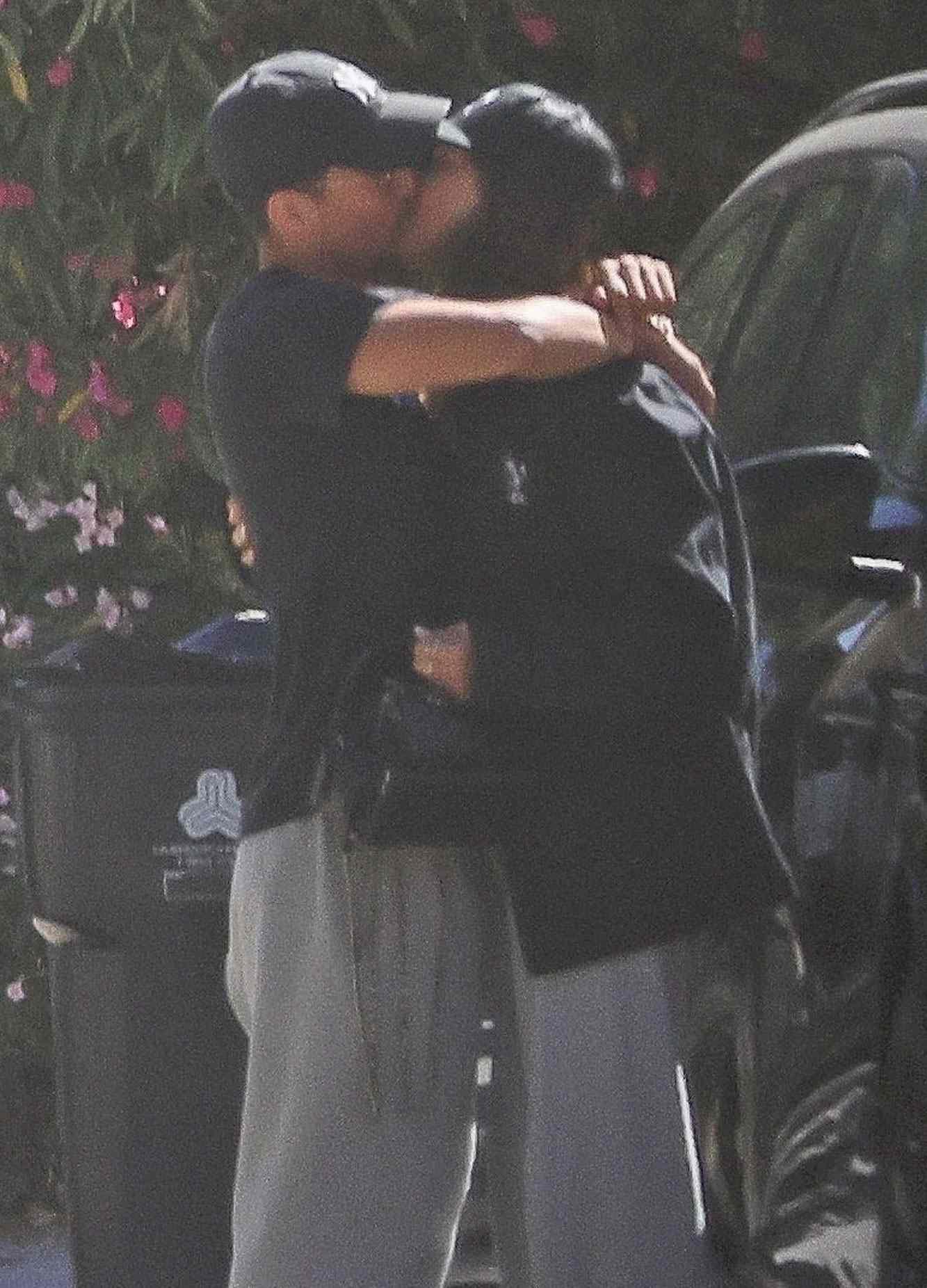 Jessica Alba e Danny Ramirez se beijando em Los Angeles