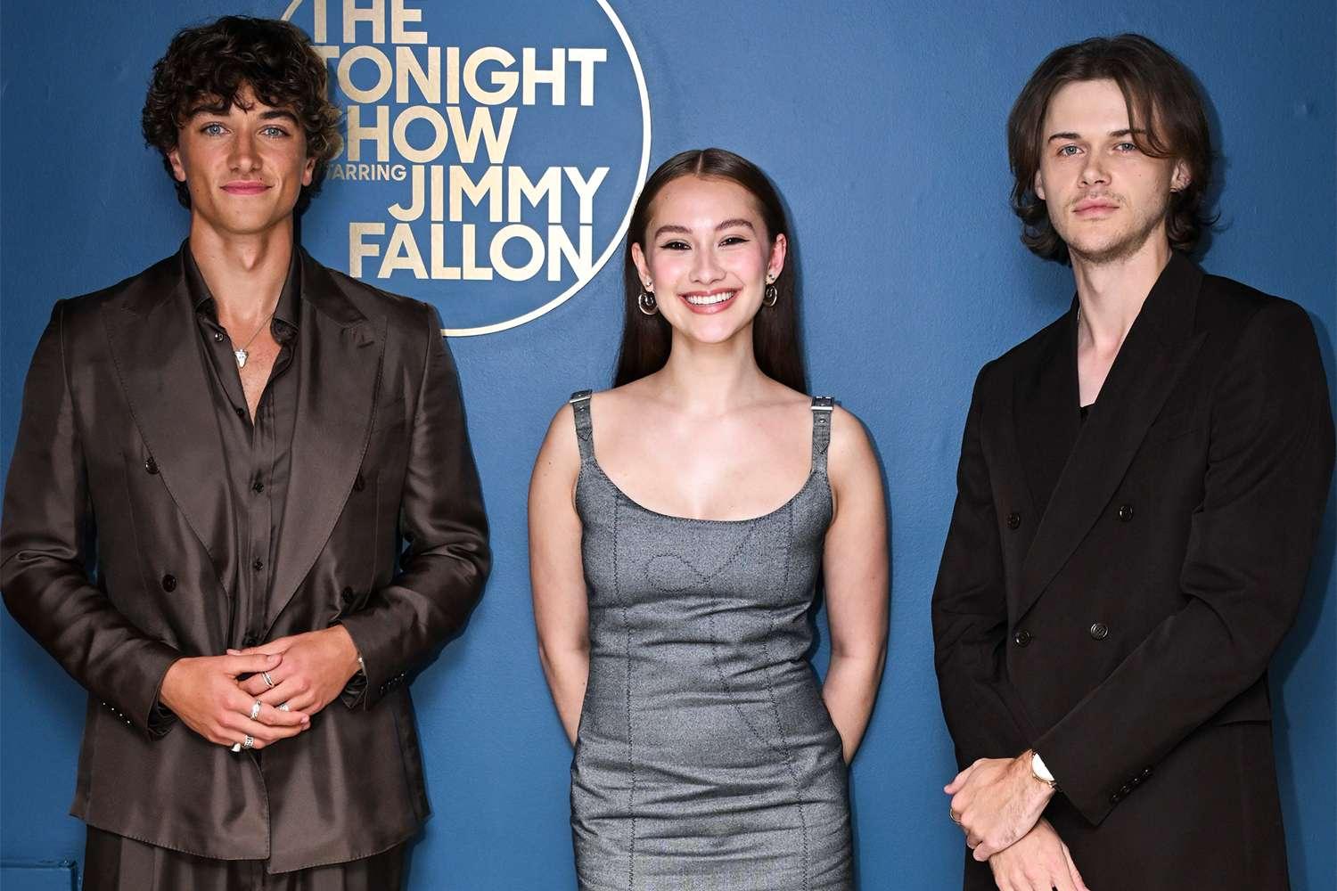 Gavin Casalegno, Lola Tung, Christopher Briney no The Tonight Show Starring Jimmy Fallon