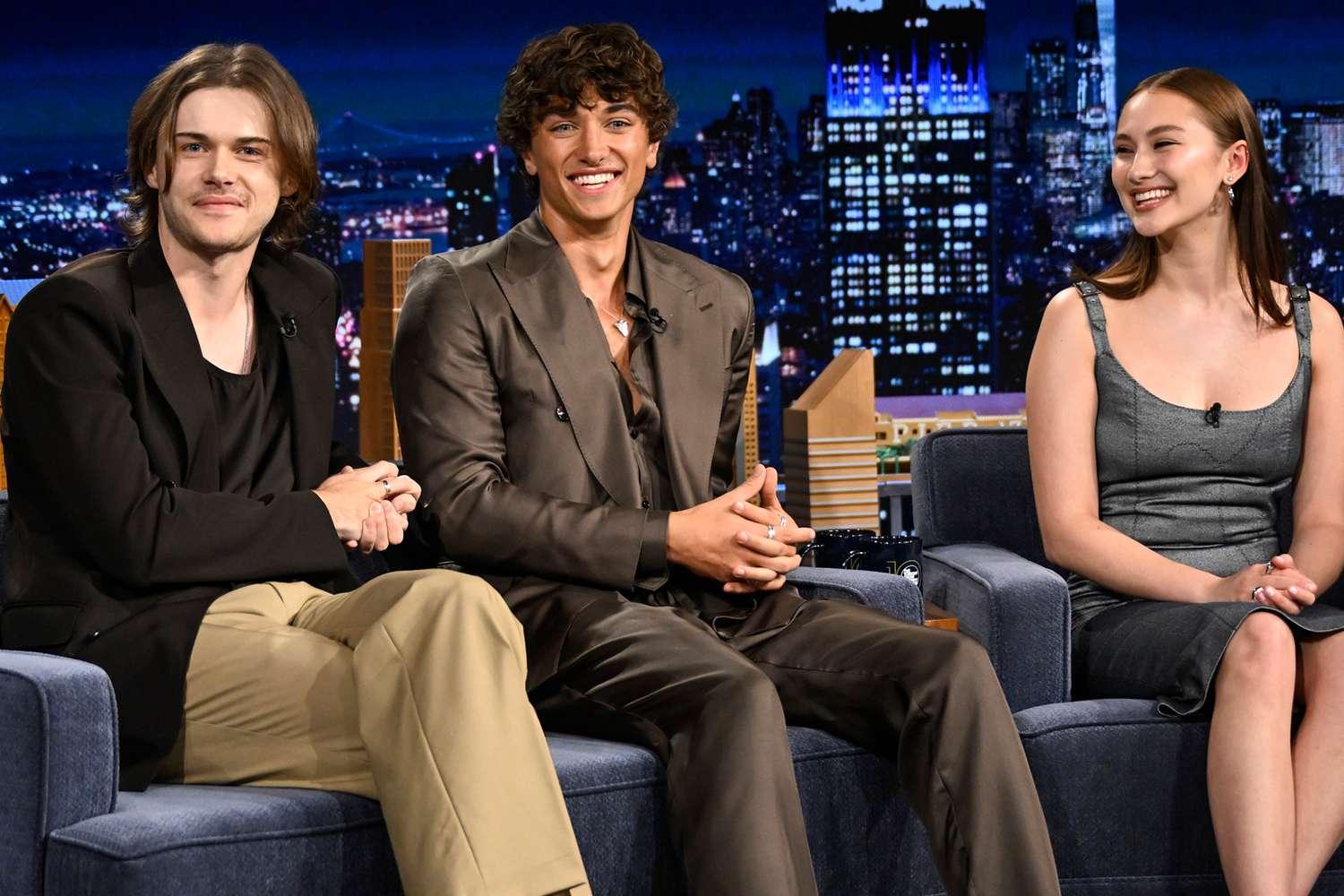 Christopher Briney, Gavin Casalegno, Lola Tung no The Tonight Show Starring Jimmy Fallon
