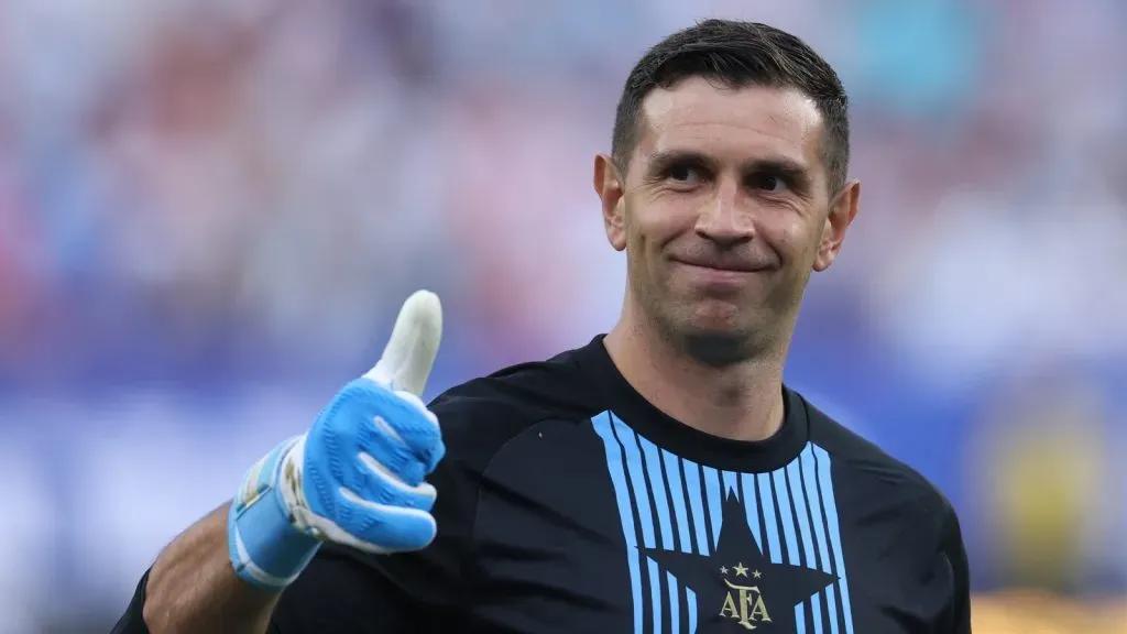 Dibu Martínez entre Aston Villa, Arábia Saudita e Manchester United