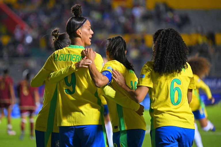 Jogadoras da seleção brasileira celebrando a vitória no Estádio Gonzalo Pozo Ripalda