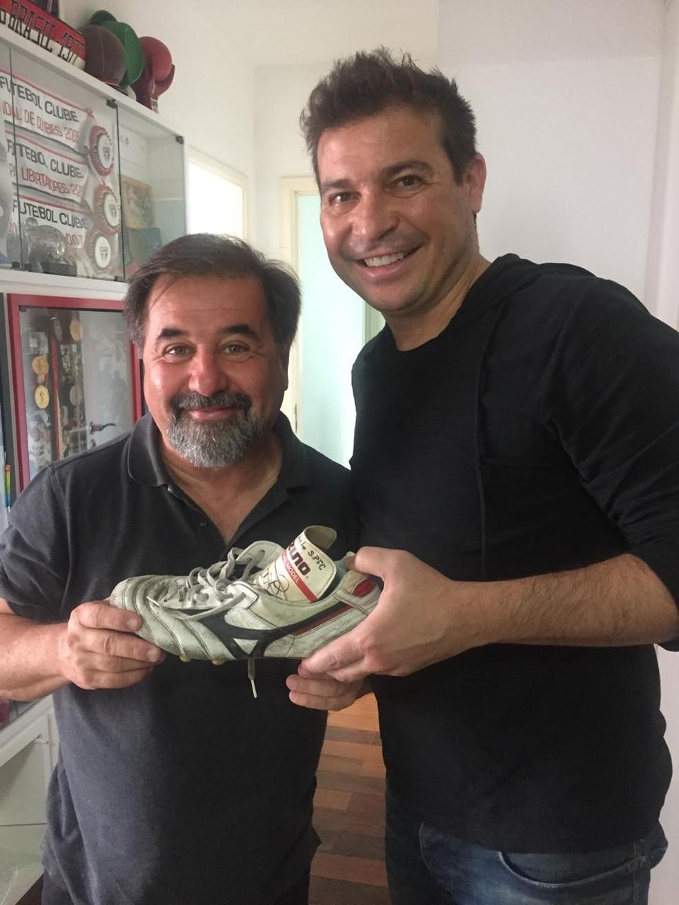 Marco Aurélio Cunha e Luizão com a chuteira usada na final da Libertadores de 2005