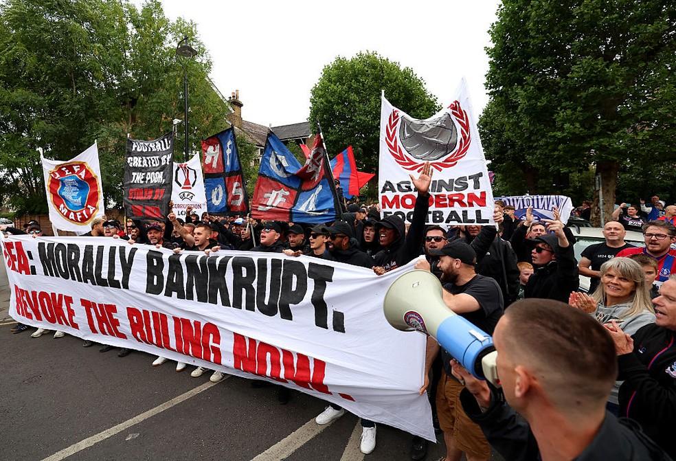 Torcedores do Crystal Palace protestam contra Uefa e exclusão da Liga Europa