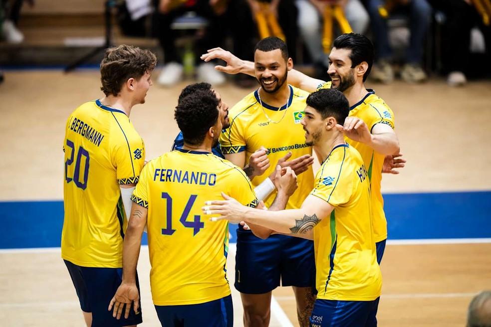 Seleção brasileira comemora vitória sobre o Japão na Liga das Nações Masculina de vôlei