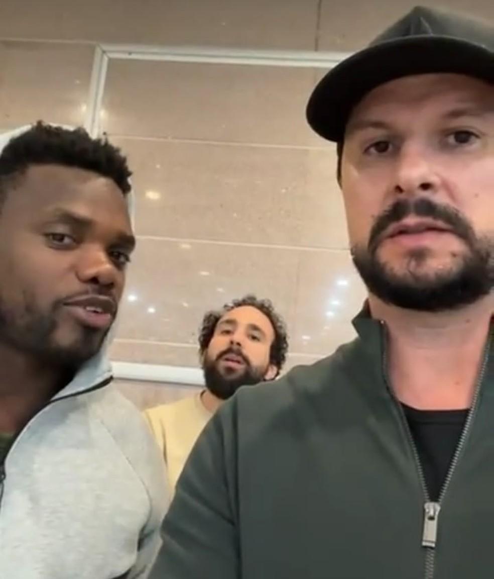 Humoristas Gilmário Vemba, Murilo Couto e Hugo Sousa no aeroporto de Maputo