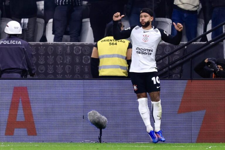 Memphis brilha e Corinthians vence o Palmeiras em jogo decisivo da Copa do Brasil