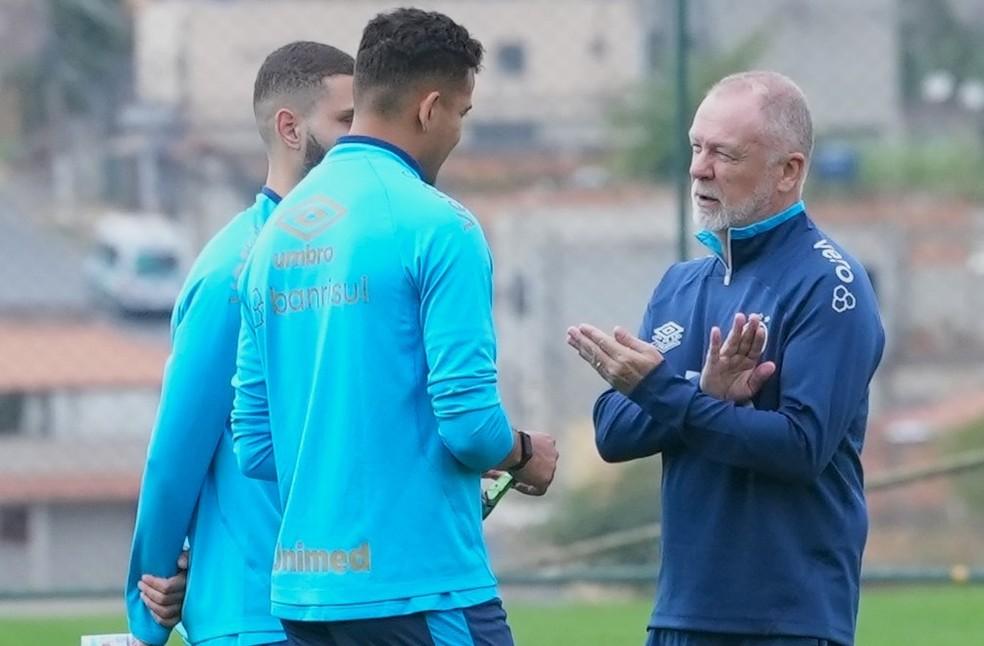 Mano Menezes conversando com zagueiros