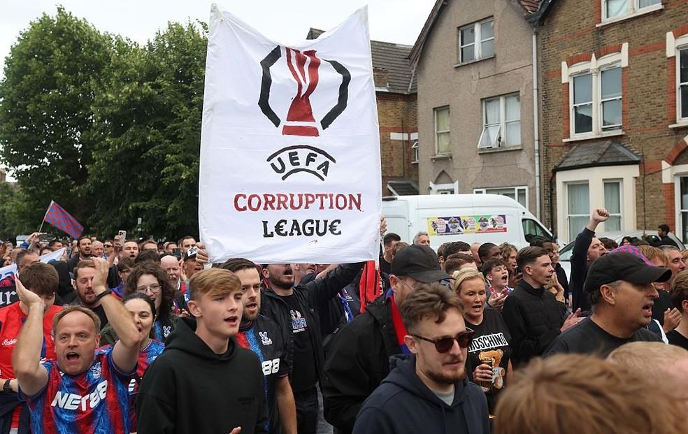 Torcedores do Crystal Palace protestam contra Uefa e exclusão da Liga Europa
