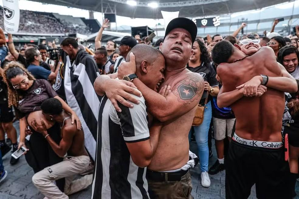 Torcedores do Botafogo comemorando a vitória