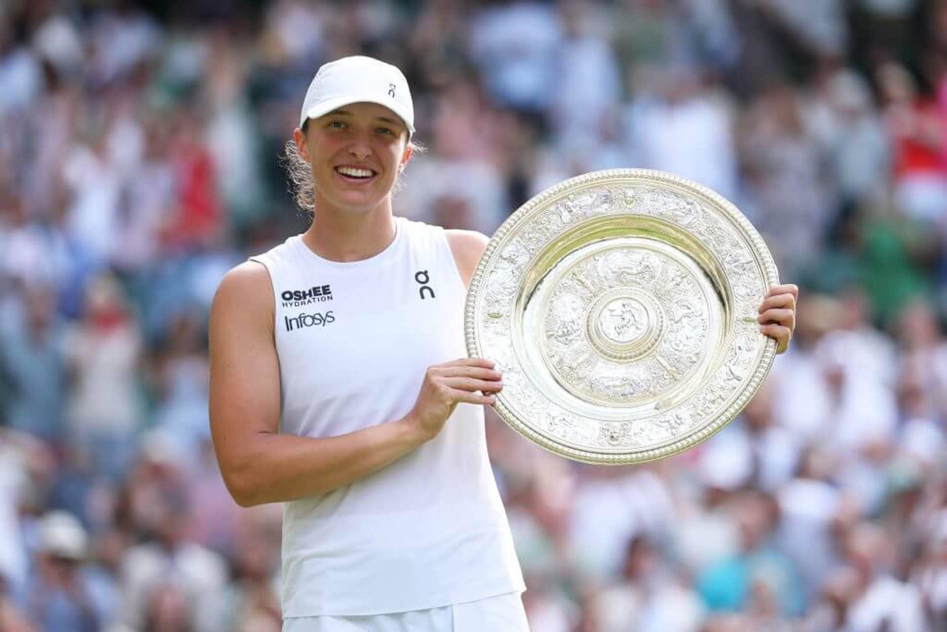 Iga Swiatek posa com o Troféu de Tênis após vencer Wimbledon 2025