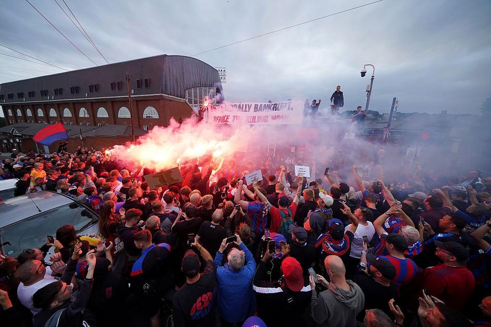 Torcedores do Crystal Palace protestam contra Uefa e exclusão da Liga Europa