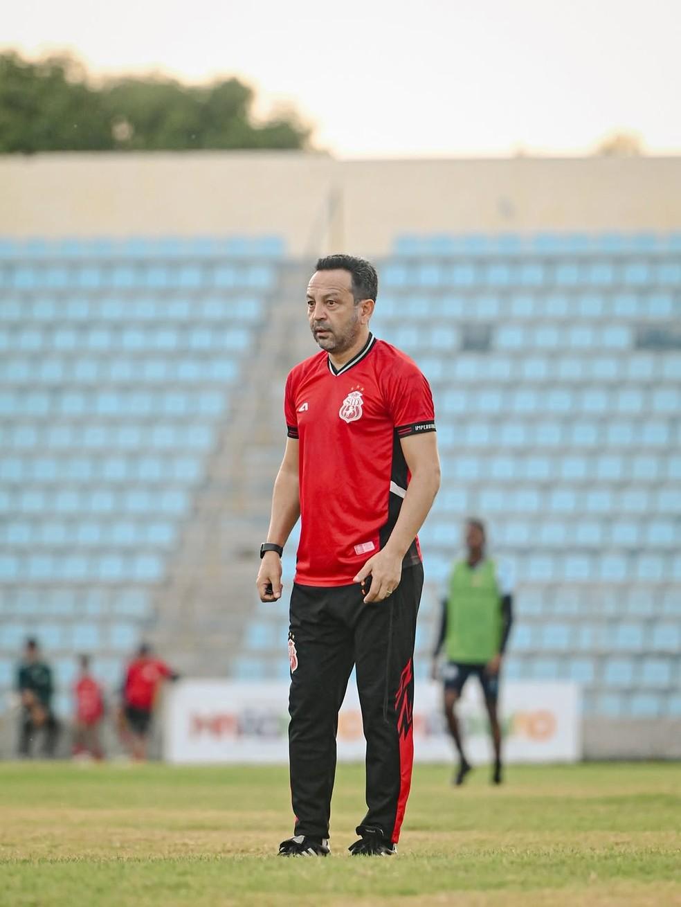 Paulinho Kobayashi, técnico do Imperatriz