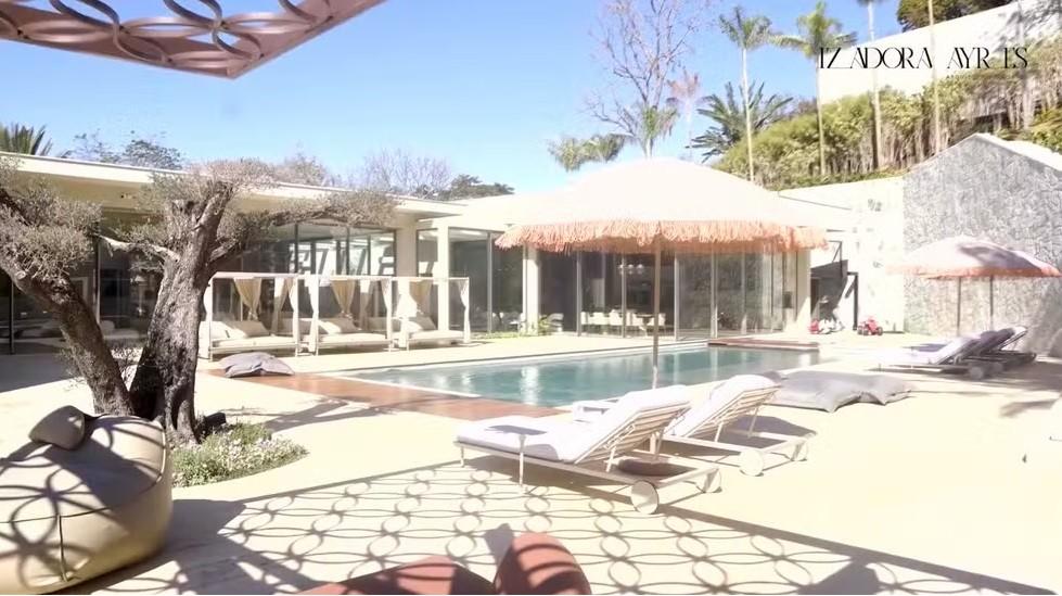 Área externa da nova mansão de Virginia Fonseca