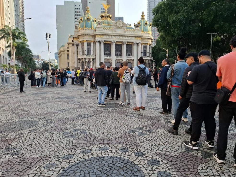 Fãs fazem fila para velório de Preta Gil no Theatro Municipal