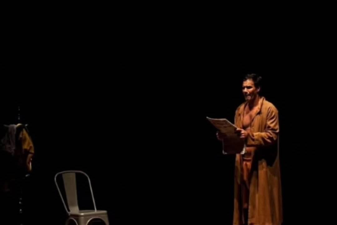 Mauricio Silveira em destaque, ator brasileiro, está em coma induzido após cirurgia.