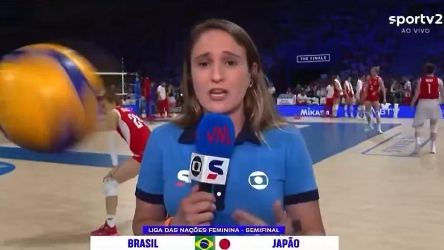 Júlia Guimarães quase leva bolada em jogo de vôlei.