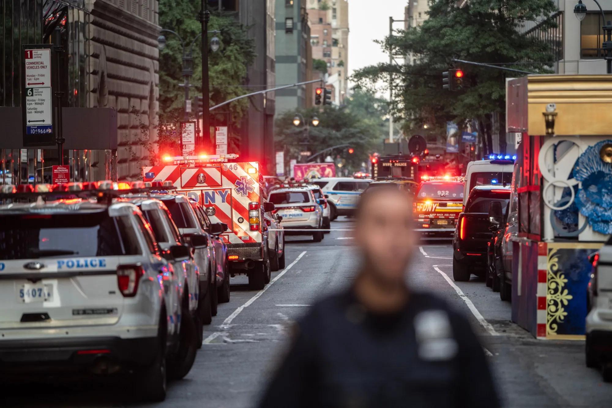 Policiais respondem ao tiroteio em 345 Park Ave, Nova Iorque.
