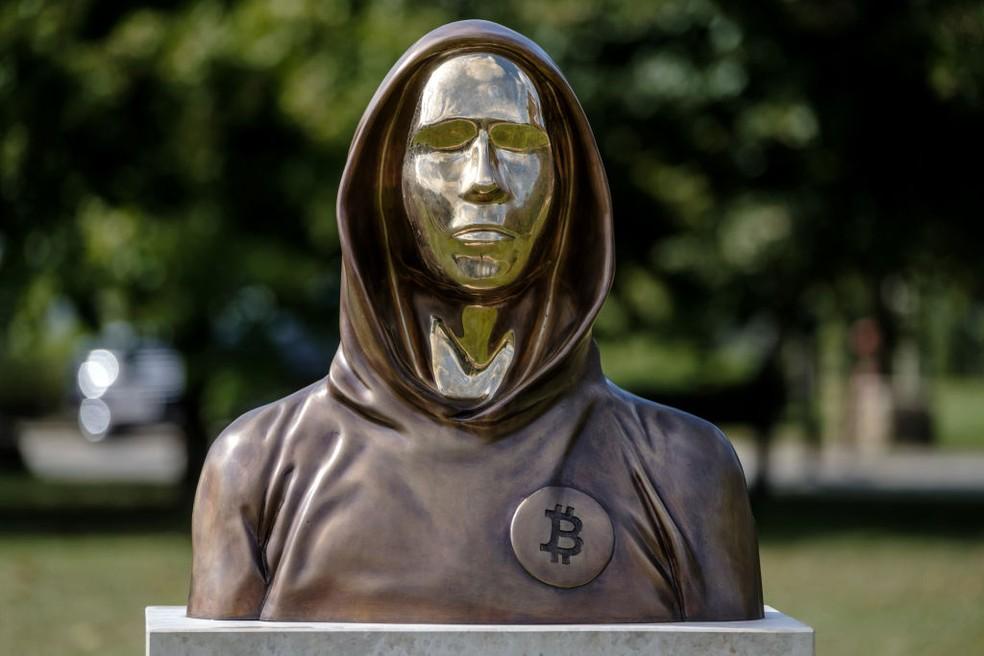 Estátua em homenagem a Satoshi Nakamoto em Budapeste, na Hungria