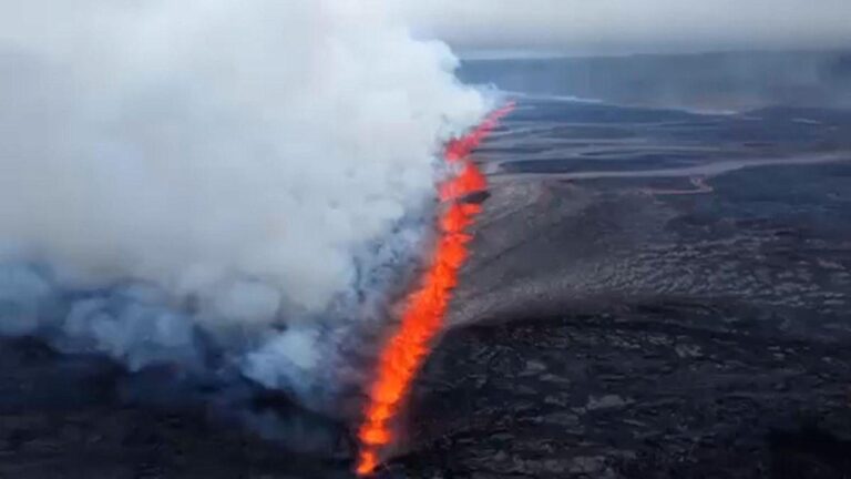 Volcão na Islândia erupciona pela 12ª vez em cinco anos e leva a evacuação de habitantes
