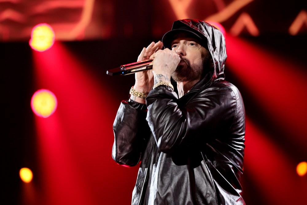 Eminem se apresentando no Rock & Roll Hall of Fame