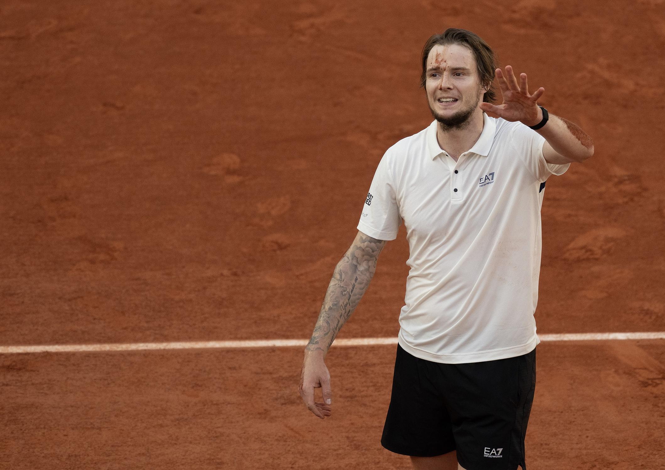 Alexander Bublik celebra vitória em Roland Garros