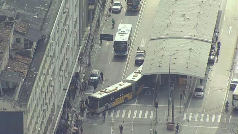 Operação policial no Morro da Serrinha provoca caos em Madureira