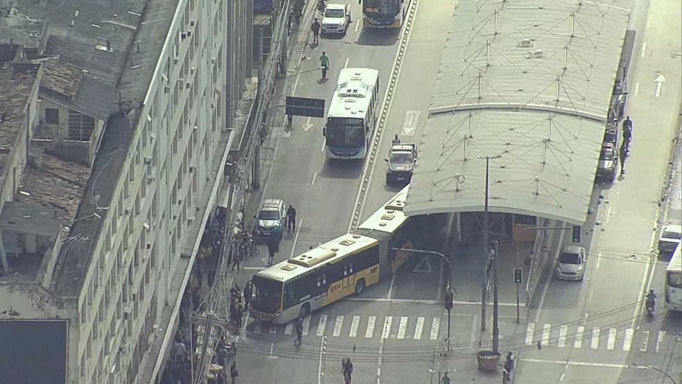 Ônibus do BRT atravessado na Avenida Edgard Romero, em Madureira