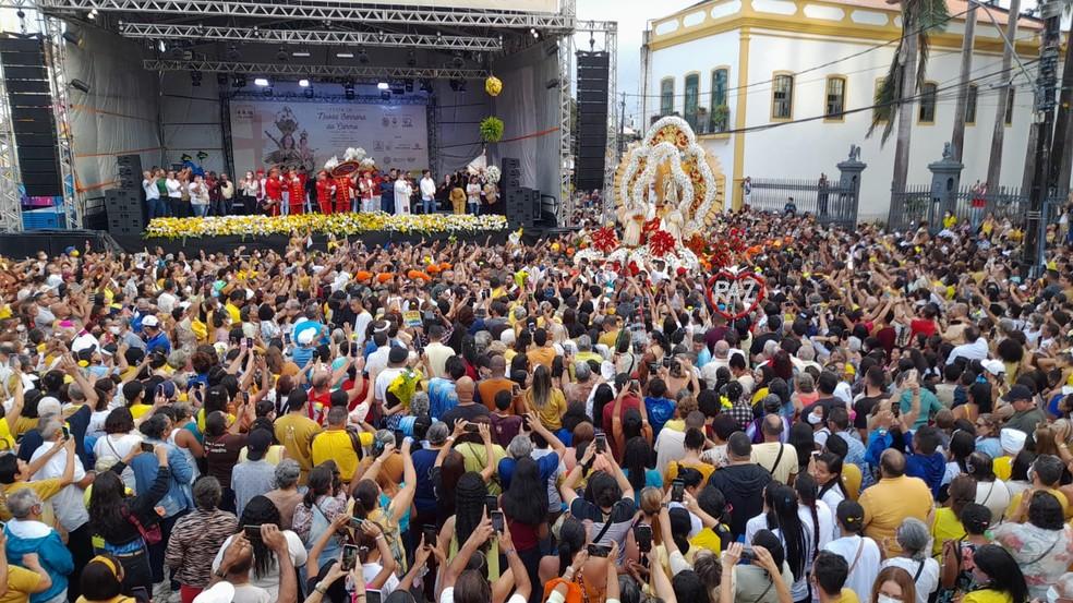 Fiéis se aglomeram em torno do andor de Nossa Senhora do Carmo, no Recife.
